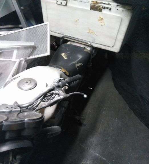 1 MOTOCICLETA no. de serie 3H1KA4178FD210839 (Incompleto/Dañado) Dirección: Maximino Ávila Camacho N