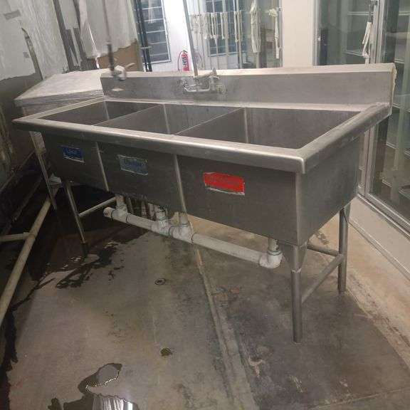 2 TARJAS DE 3 TINAS (ACERO INOXIDABLE) (Incompleto/Dañado), 1 MESA ACERO INOXIDABLE (Incompleto/Daña