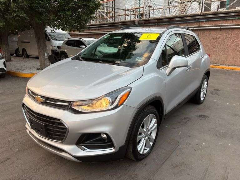 Vehículo Usado Marca CHEVROLET, Modelo TRAX PREMIER 2019, Año 2019, Color PLATA,