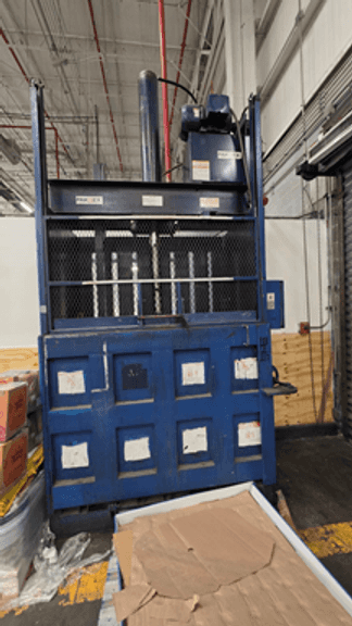 1 Compactadora de carton (Incompleto/Dañado) Dirección: Avenida Pablo Livas No.2050, Col.La Quinta, 