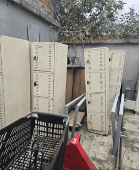4 Lockers (Incompleto/Dañado), 50 BOYAS DE REFRIGERANTES VACIAS EN DESUSO (Incompleto/Dañado), 1 Lot