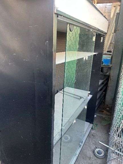 1 VITRINA DE PASTELES (Incompleto/Dañado), 1 MUEBLE DE DESPACHO (Incompleto/Dañado), 1 CARRO ESPIGUE