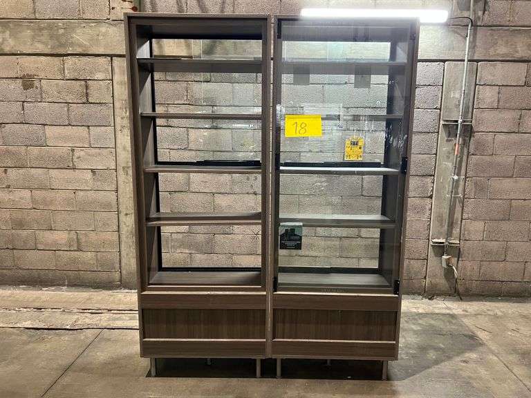 Lote de 2 exhibidores de madera con cristales, Color CAFÉ, Medidas 221CM X 43CM X 81CM (Equipo Usado