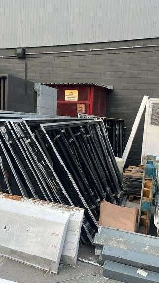 (Pago y remoción urgente 19 de noviembre) Lote de  Marcos de puertas de cámaras (Incompleto/Dañado),