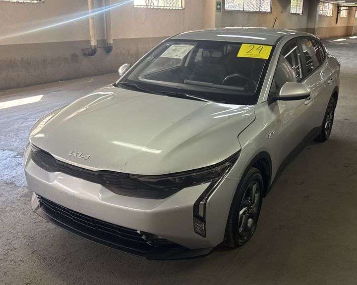 Vehículo Usado Marca KIA, Modelo K3, Año 2024, Color GRIS, No. De Serie 3KPFB4AA
