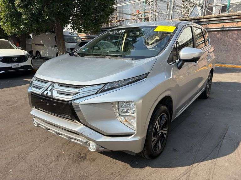 Vehículo Usado Marca MITSUBISHI, Modelo XPANDER, Año 2023, Color Gris, No. De Se