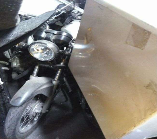 1 MOTOCICLETA no. de serie 3H1KA4178FD206404 (Incompleto/Dañado) Dirección: Maximino Ávila Camacho N