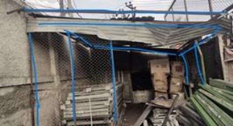 1 ESTRUCTURA DE METAL (TECHO CON LAMINAS  POR DESARMAR) (Incompleto/Dañado), 40 GABIETES DE LAMPARA 