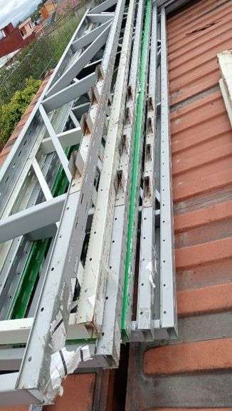 6 Postes 1.20 x 4.0m (Incompleto/Dañado), 7 Laminas de vitrina de carnes (Incompleto/Dañado), 12 Pos