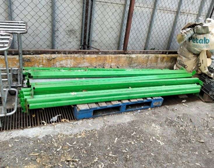 9 Travesaños verdes 2.40 m (Incompleto/Dañado), 35 Tramo verde claro 30 cm x 80 cm. (Incompleto/Daña