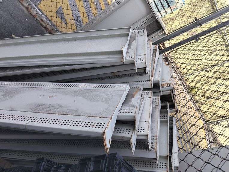 21 CHAROLAS DE RACK  (Incompleto/Dañado) Dirección: Almolonia No.969, Col.Villas de Bugambilias, CP.