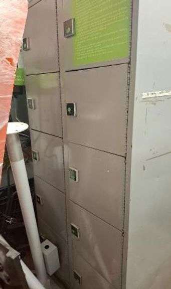 1 Lockers Electronico con 8 gabetas (Incompleto/Dañado), 1 T-Pantalla Lcd 43" Soluciones Click & Pic