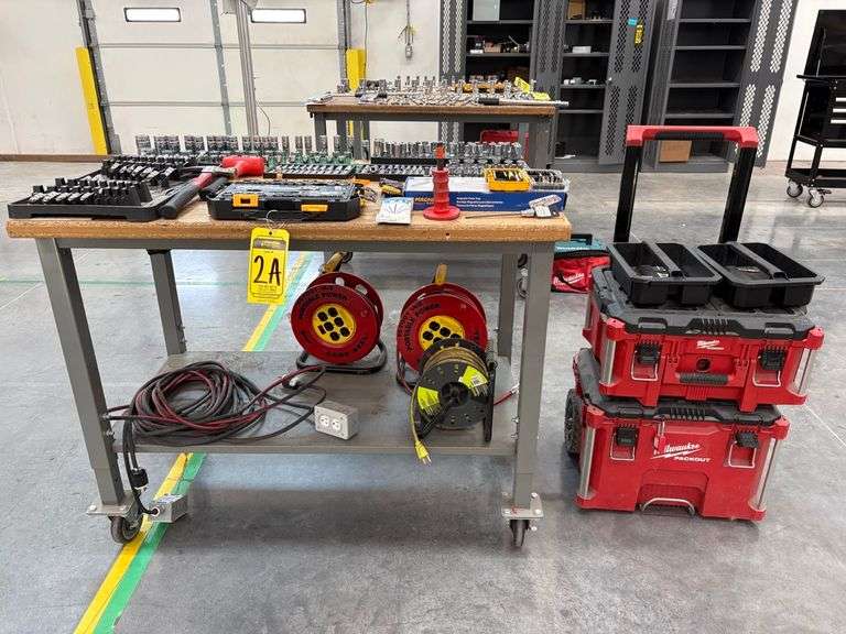 Lot set, contains: 4 light extensions approx. 50 ft; 1 set of sockets with ratchet, DEWALT brand; 1 