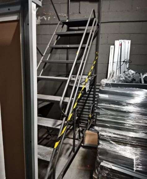 2 ESCALERAS GRANDES (Incompleto/Dañado), 10 CARRO DE AUTOSERVICIO (Incompleto/Dañado), 2 ESPIGUEROS 