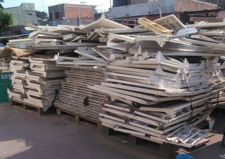 70 CHAROLAS (Incompleto/Dañado), 15 REJILLAS (Incompleto/Dañado), 6 POSTES (Incompleto/Dañado) Direc