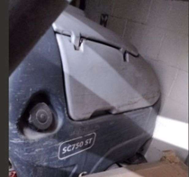 (Pago y remoción urgente) 1 LAVAPISOS CH (Incompleto/Dañado), 9 MESA PARA ROPA DE MADERA (Incompleto