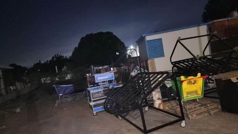 (Pago y remoción urgente el 18 de diciembre) 1 LOTE DE CHATARRA (Incompleto/Dañado) Dirección: Aven