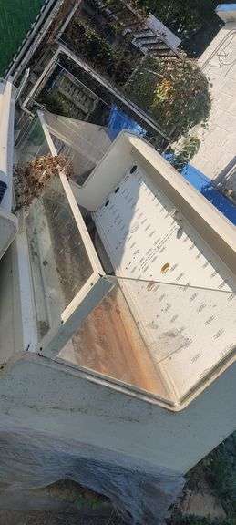 1 VITRINA AUTOCONTENIDA (Incompleto/Dañado), 2 VITRINAS DELI (Incompleto/Dañado), 9 CARROS ESPIGUERO