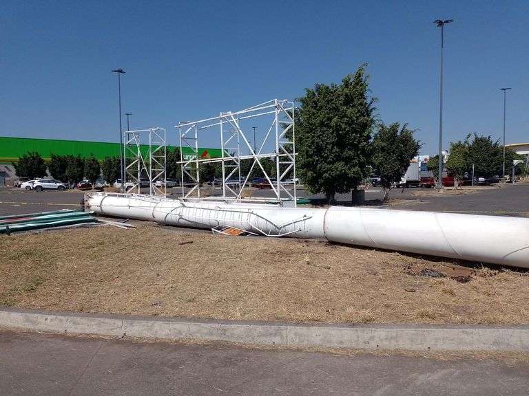 (Pago y remoción urgente) 1 Espectacular (Desmantelado) (Incompleto/Dañado) Dirección: Blvd. Lazaro