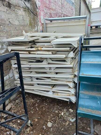 (Pago y remoción urgente)150 LOTE DE CHAROLAS (Incompleto/Dañado), 22 CARROS DE AUTOSERVICIO (Incomp