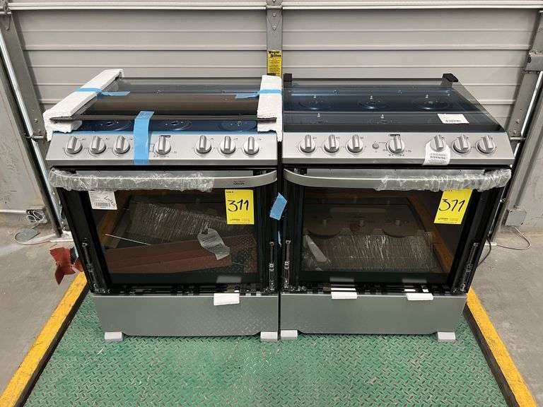 Lote de 2 estufas, contiene: 1 Estufa de 6 quemadores Marca MABE, Modelo EMH7602JS0C, Serie 015014, 