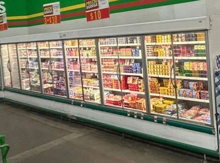 1 VITRINA LACTEOS  12 PUERTAS (Incompleto/Dañado), 1 VITRINA PARA PASTELES 4 TRAMOS (Incompleto/Daña