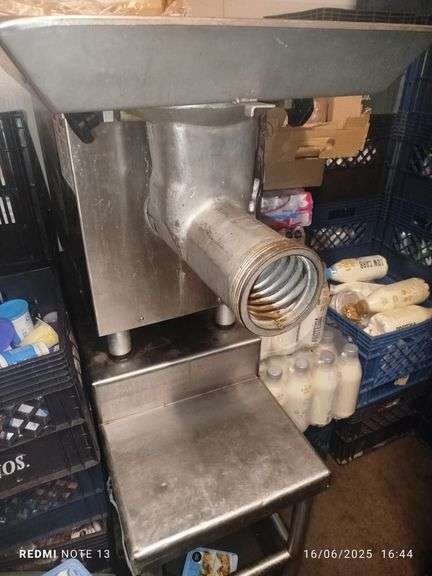 1 MOLINO DE CARNES  (incompleto/dañado), 1 REBANADORA DE SSACHICHONERIA (incompleto/dañado), 1 CHAT
