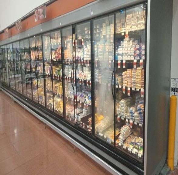 2 refrigeradores 3 puertas faltan 2 puertas  próximos a disposicion (incompleto/dañado), 1 vitrinas