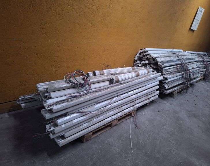 175 GABINETES DE LUMINARIAS (incompleto/dañado), 1 VENTILADORES (incompleto/dañado), 1 COMPRESORA (