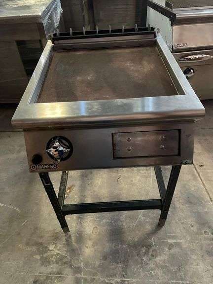 (NEW) Smooth iron top with spatula for cleaning the iron provided Brand: Mareno Model: NFT76G No. S