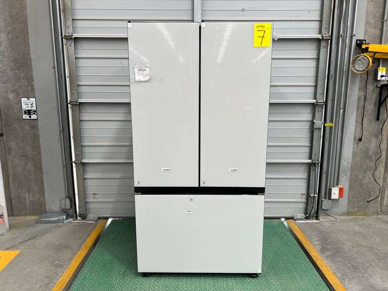 (NUEVO) Refrigerador con dispensador de agua Marca SAMSUNG, Modelo RF32CB532012, Serie 00026F, Color