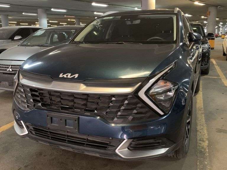 Vehículo usado marca KIA SPORTAGE EX, modelo 2023, color AZUL MARINO, No. de serie KNDPU3AD9P717384