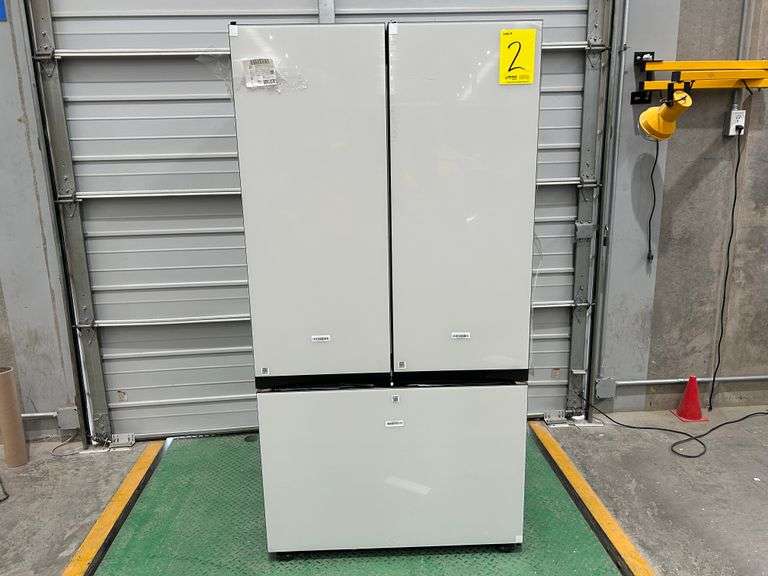 (NUEVO) Refrigerador con dispensador de agua Marca SAMSUNG, Modelo RF32CB532012, Serie 00110T, Color