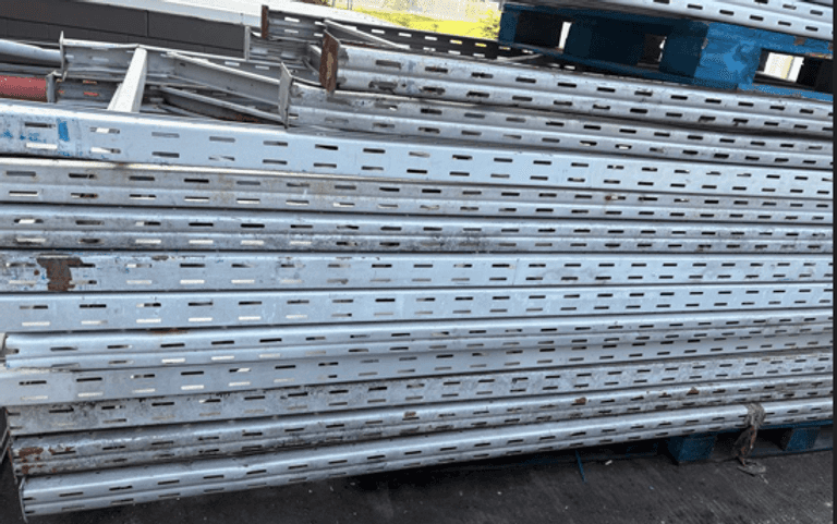 (Pago antes del 7 de enero y remoción hasta el 9 de enero) 17 RACKS DE 3.5 M X 1.10 M (Incompleto/Da