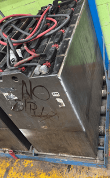 (Pago antes del 7 de enero y remoción hasta el 9 de enero) 4 BATERIAS DE MONTACARGAS (Incompleto/Dañ