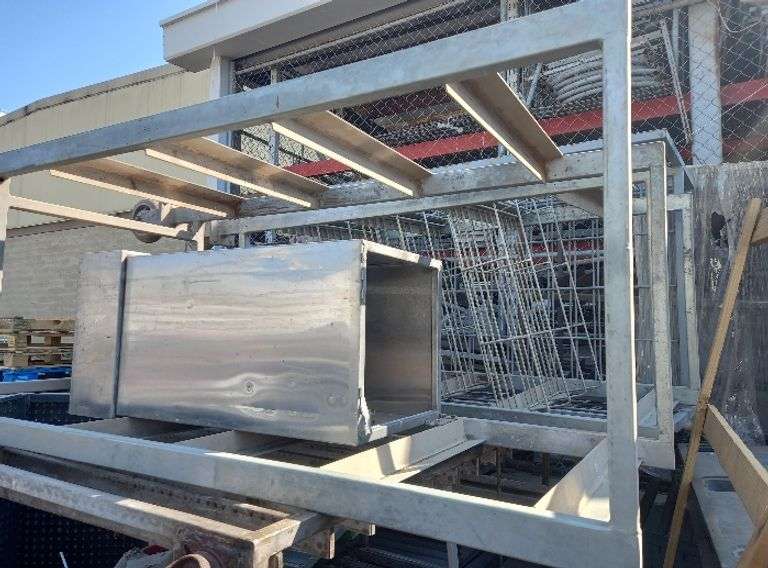 15 CHAROLAS CHICAS MODULAR  (Incompleto/Dañado), 6 CHAROLAS  CHICAS FOUR WAY (Incompleto/Dañado), 2 