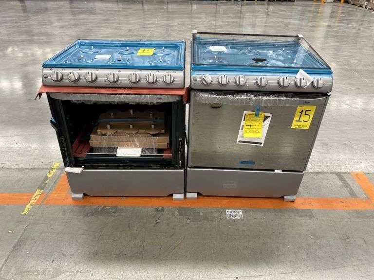 Lote de 2 estufas, contiene: 1 Estufa de 6 quemadores Marca MABE, Modelo WFR3200D00, Serie 602724, C