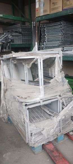 1 MUEBLE DE AUTOCOBRO (Incompleto/Dañado), 6 CHAMARREROS (Incompleto/Dañado), 3 MESAS CON BANCAS (In