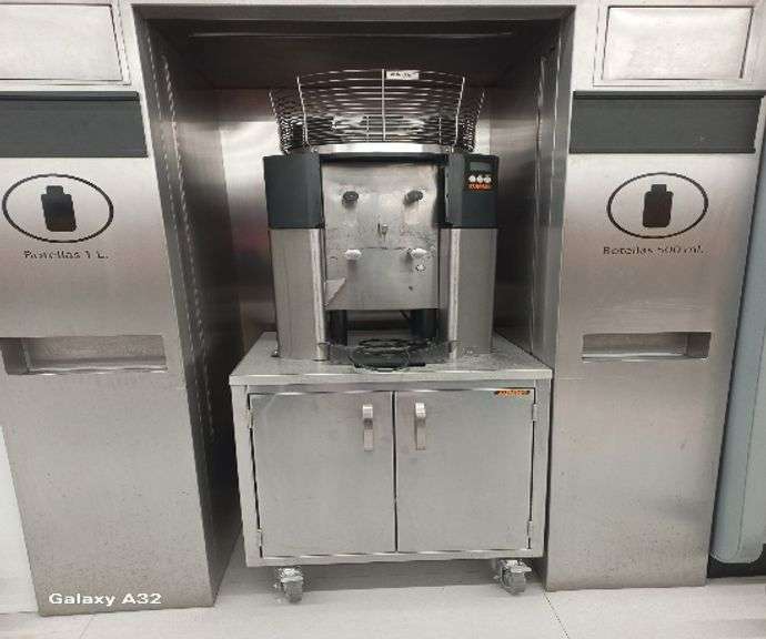 1 T-MUEBLE PARA MAQUINA DE ZUMO 137X93X214C marca 48101612, modelo N/A, no de serie STD763 (Incomple