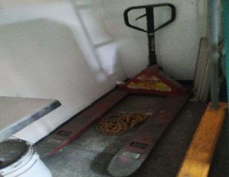 1 ESCALERA NO SIRVE (Incompleto/Dañado), 1 BASCULA DE PERECEDERO HOBART (Incompleto/Dañado), 1 ANTEN