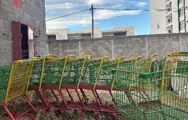 (Pago y remoción urgente) 13 Carro Autoservicio Bod (Incompleto/Dañado) Dirección: Blvd.Enrique Sanc