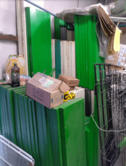 250 CHAROLAS DE MUEBLES (Incompleto/Dañado), 3 LOCKERS (Incompleto/Dañado), 4 ESPIGUEROS (Incompleto