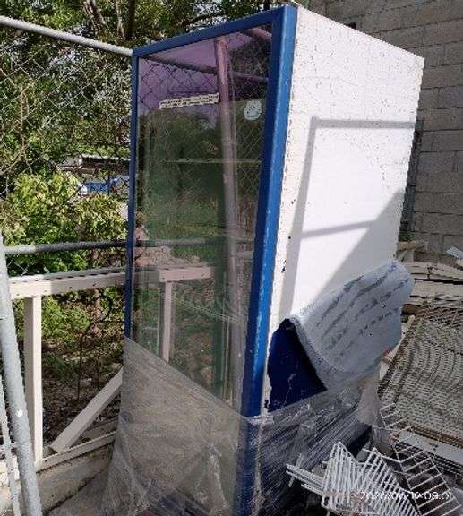 1 refrigerador (Incompleto/Dañado), 1 mueble panaderia (Incompleto/Dañado), 1 reja tubular con malla
