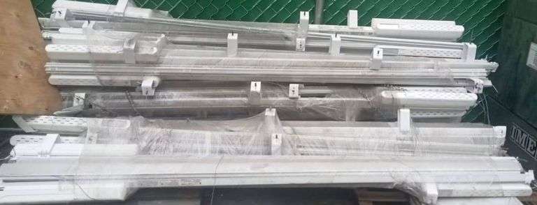 30 Soporte para muebles (Incompleto/Dañado), 50 Lamparas para piso de ventas (Incompleto/Dañado) Dir