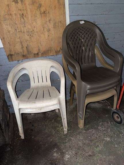 5 Plastic Lawn Chairs