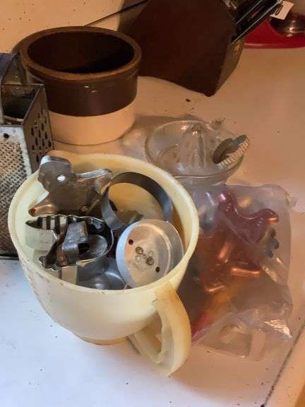 Vintage Pyrex Measuring Cup and Juicer