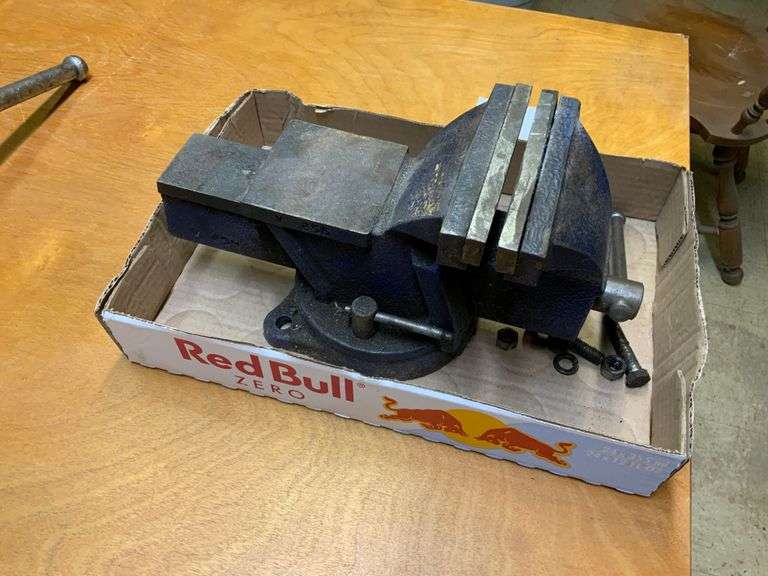 Central Forge 5" vise.