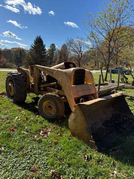 John Deere 2010 with model 700 loader