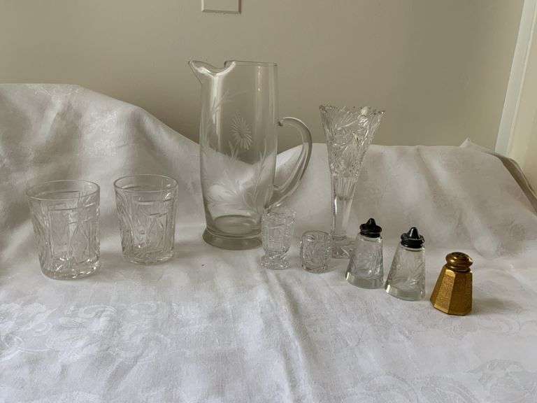 Etched Pitcher with Daisies, 5 matching Crystal pieces (vase, 2 small vases, 2 glasses),  set of etc