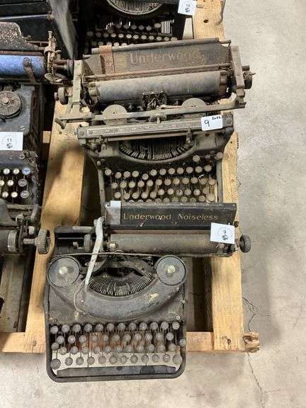 Vintage Underwood Noiseless 77 Type Writer